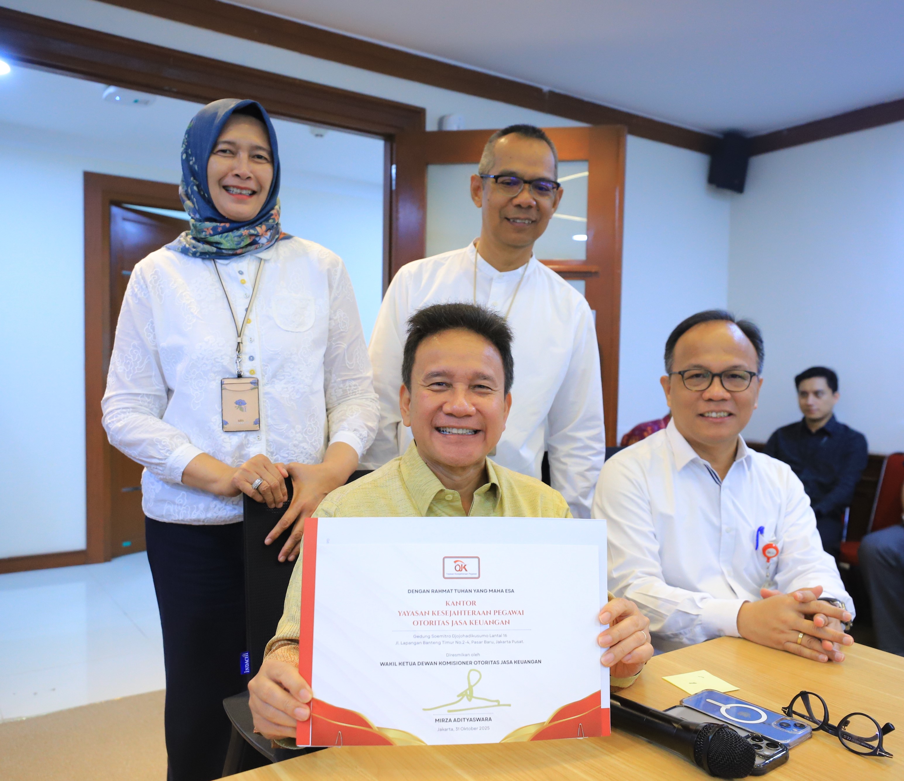 Penandatanganan Piagam Peresmian Ruang Kantor YKP-OJK oleh Bapak Mirza Adityaswara selaku Wakil Ketua Dewan Komisioner OJK